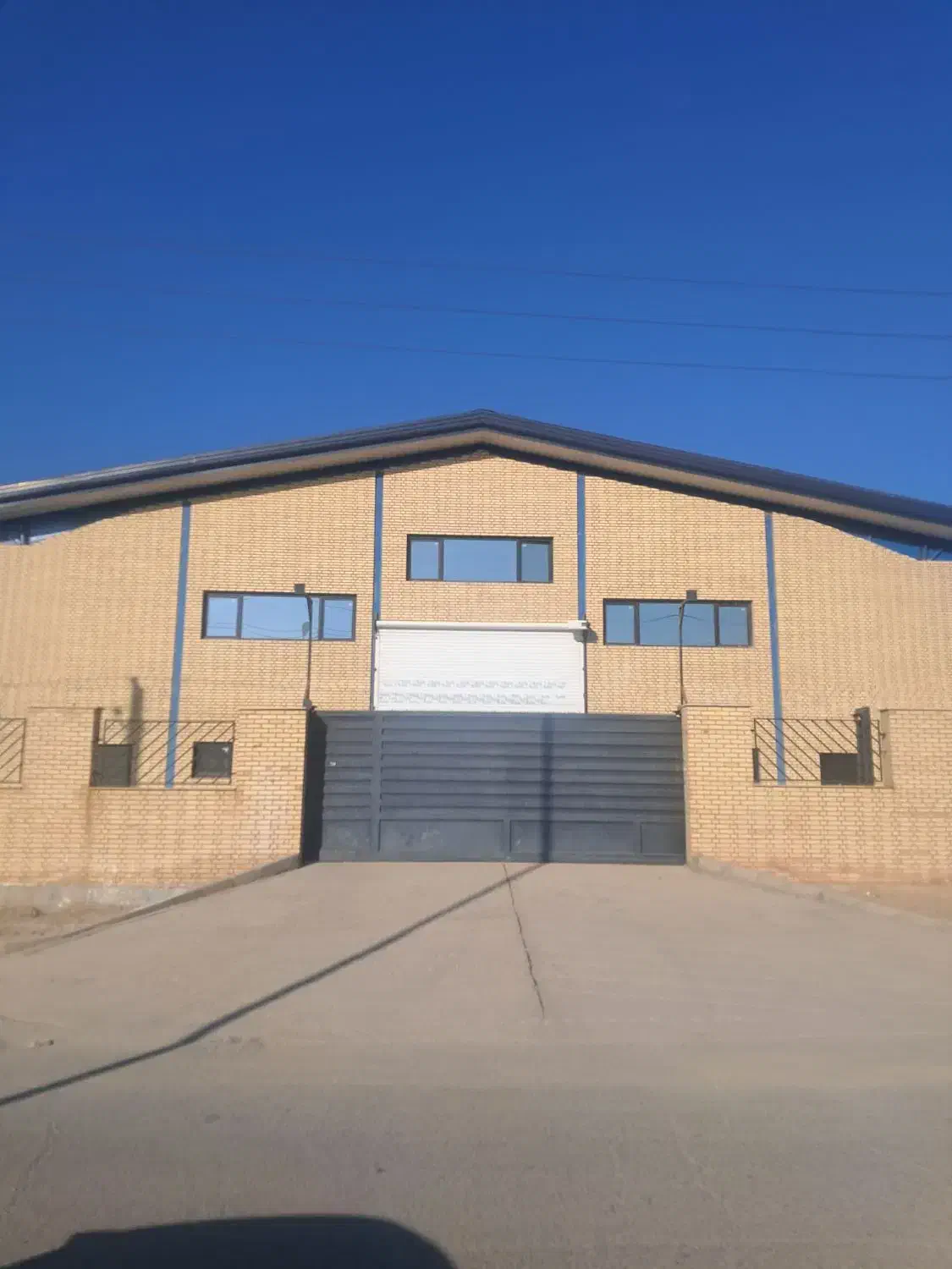 2300متر زمین 1800متر سوله و اداری